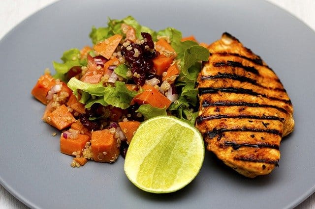 Grilled chicken with vegetables and lime